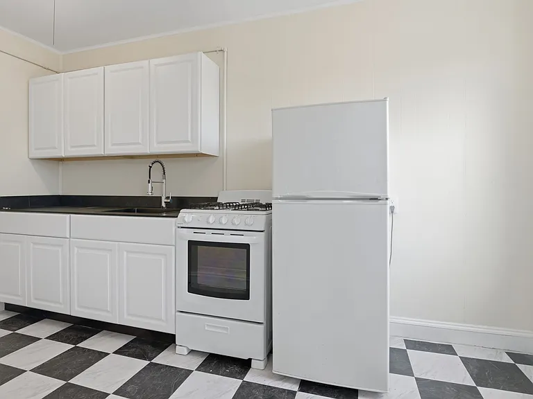 32 Greenwood Ave #20 — Photo 1