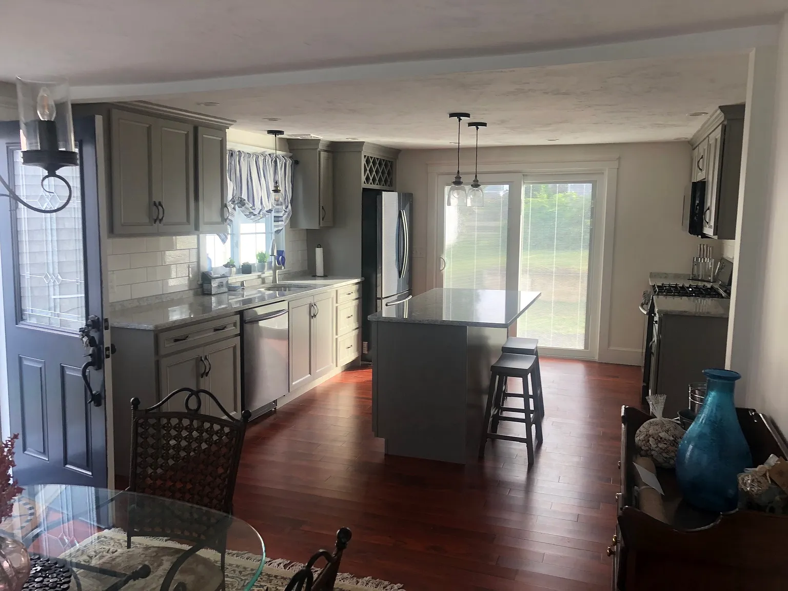 3 bed, 884 sqft, $2,300 — Photo 3