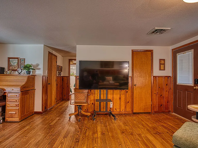 201 White Dr — Photo 6