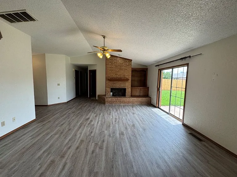 8401 Woodhue Dr — Photo 7
