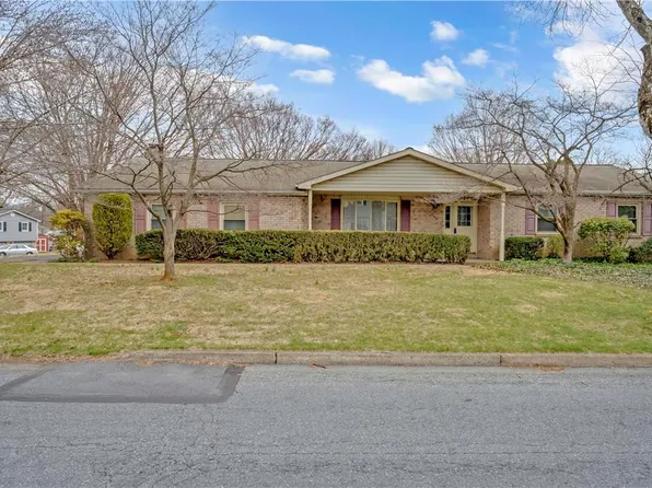 1146 Granite Dr, Bethlehem, PA 18017