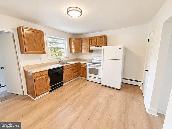 5th image of 554 Boot Rd #4