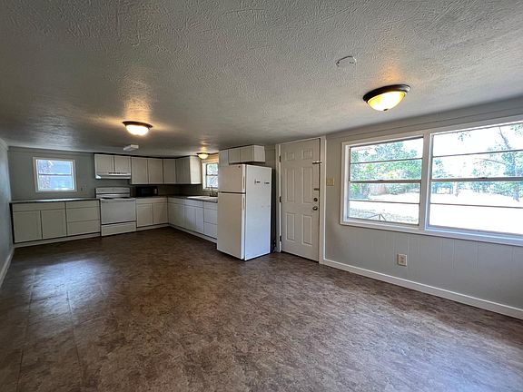 4th image of 1425 Groesbeck St