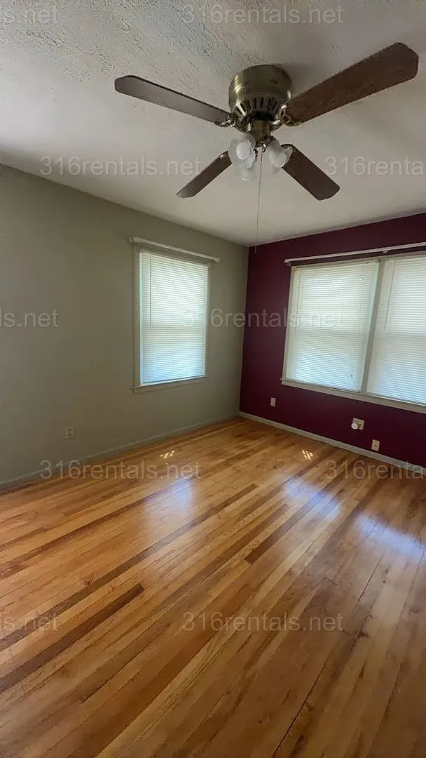 $950 - 2 bedroom / 1 bathroom - Home with a fenced yard and garage! — Photo 3