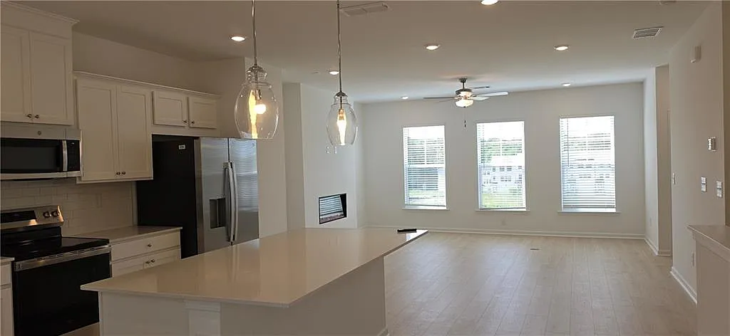 3 bed, 3.5 bath, 1967 sqft, $2,625 — Photo 2