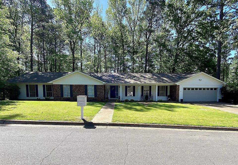 1st image of 828 N Park Dr