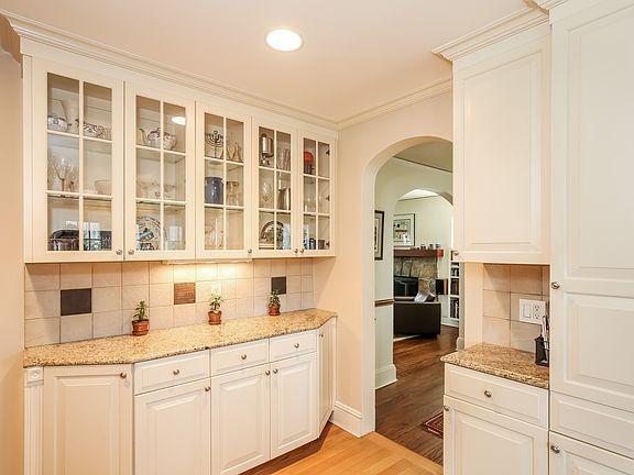 4th image of 17 Blackthorn Ln