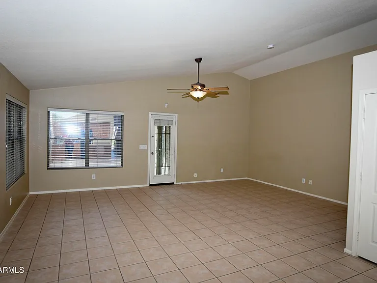 10221 W Daley Ln — Photo 7