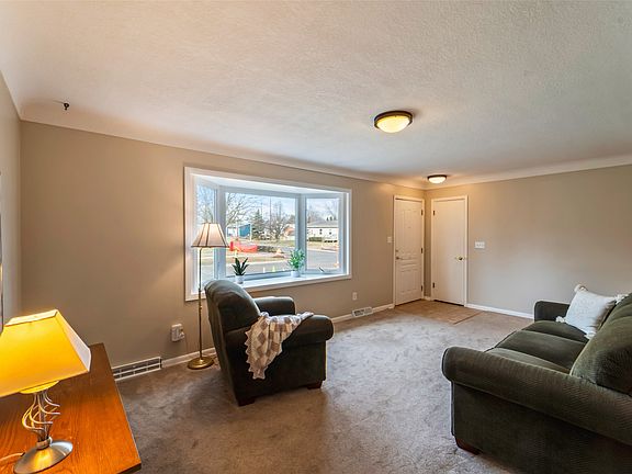 4th image of 401 SW Westlawn Dr