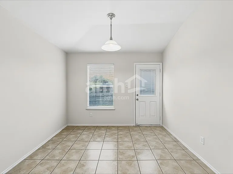 2288 Green Meadows Ln — Photo 5