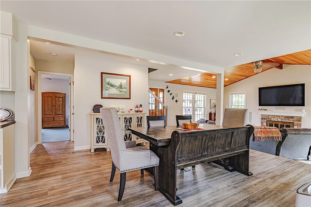4 bed, 3.5 bath, 2058 sqft, $2,500 — Photo 4