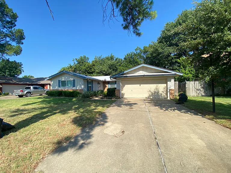 2711 Olympia Dr — Photo 1