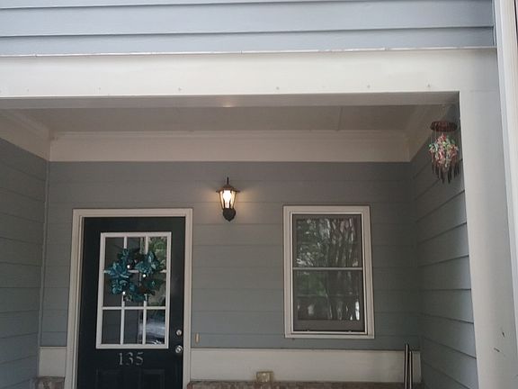 front entrance with cozy porch area