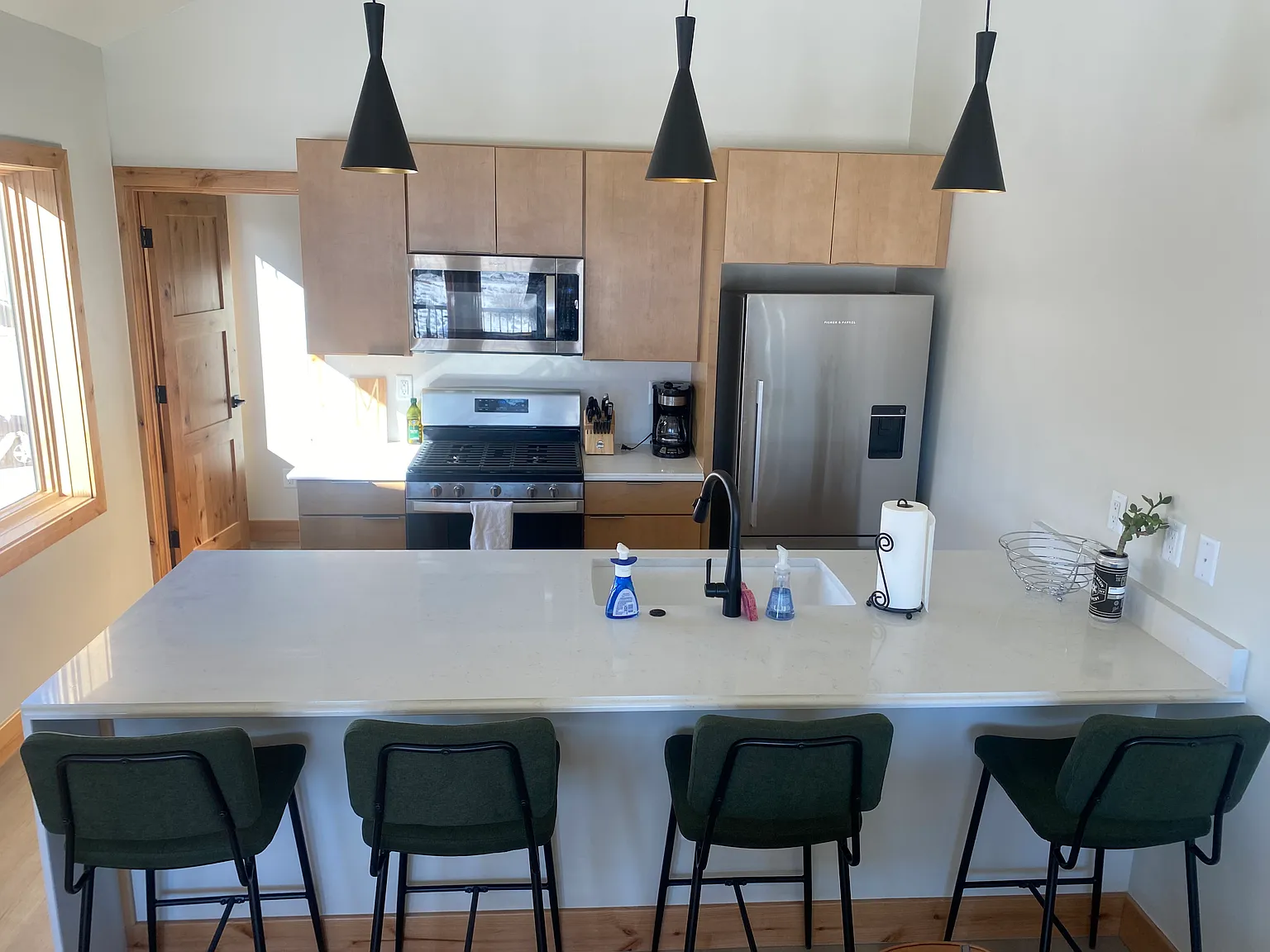 2 bed, 1000 sqft, $4,400 — Photo 2