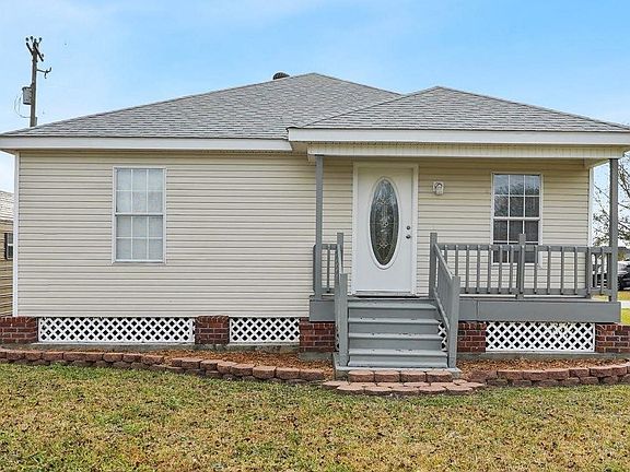 2nd image of 300 Oakview Dr