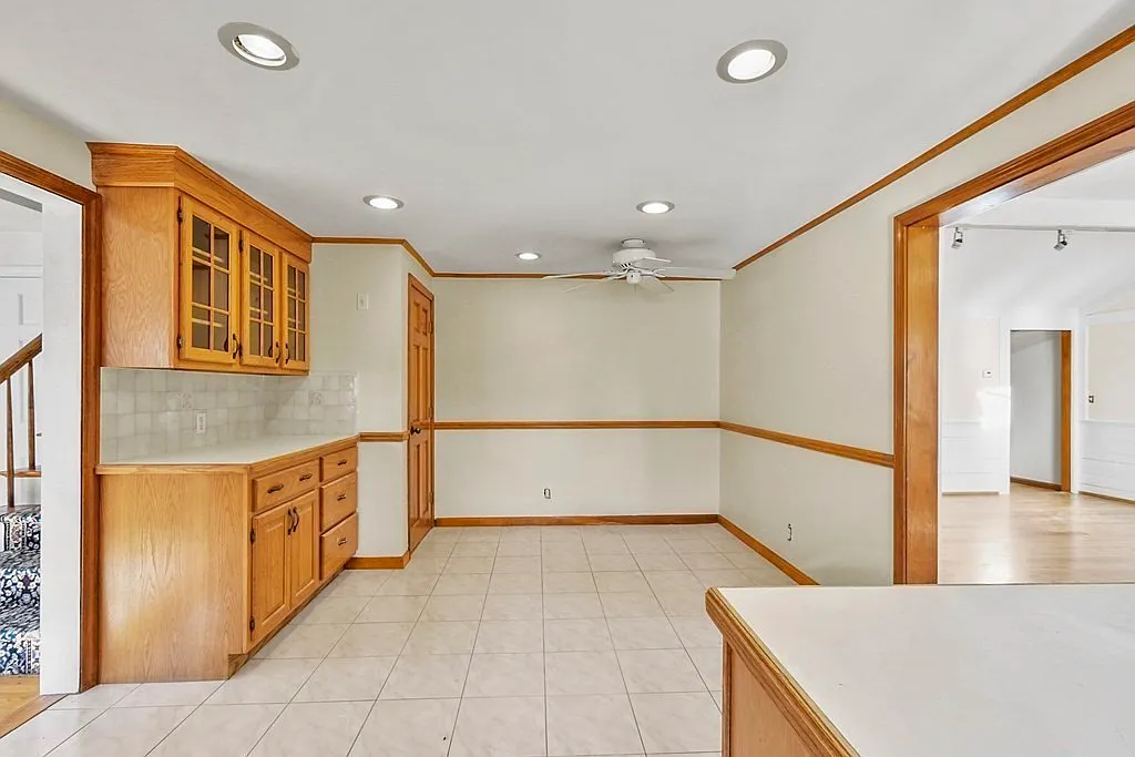 4 bed, 2.5 bath, 3270 sqft, $4,500 — Photo 3