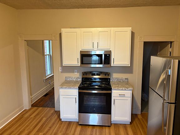 Kitchen photo 2 of 2.