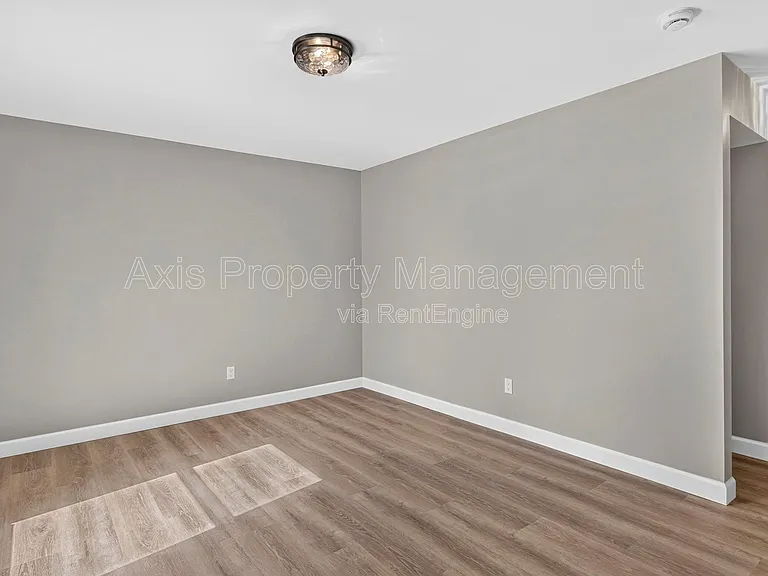 2209 Campus Dr — Photo 2