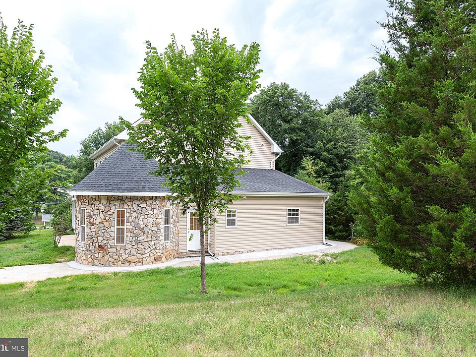 1st image of 3606 Heather Ct #B