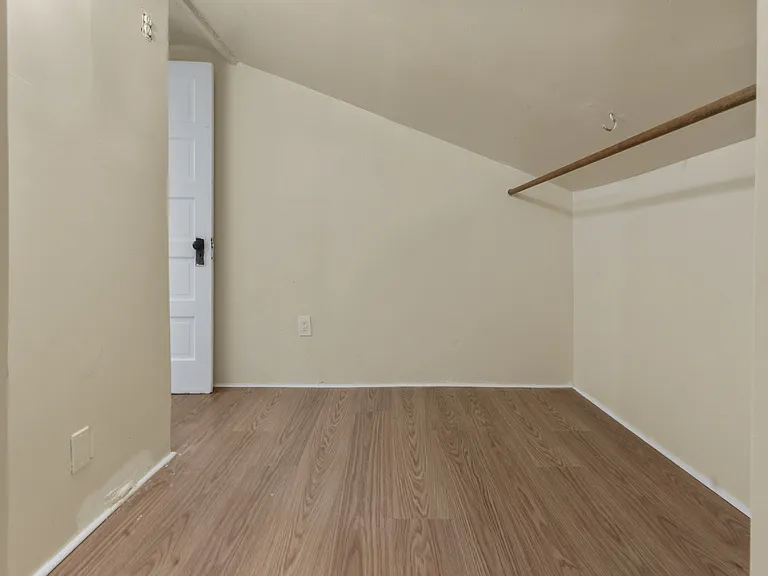 196 Broughton Ave #2 — Photo 11