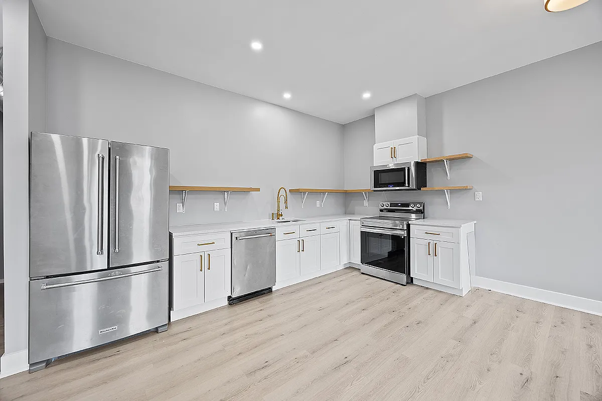 Open concept kitchen/dining/living room - 1109 E Carson St #3