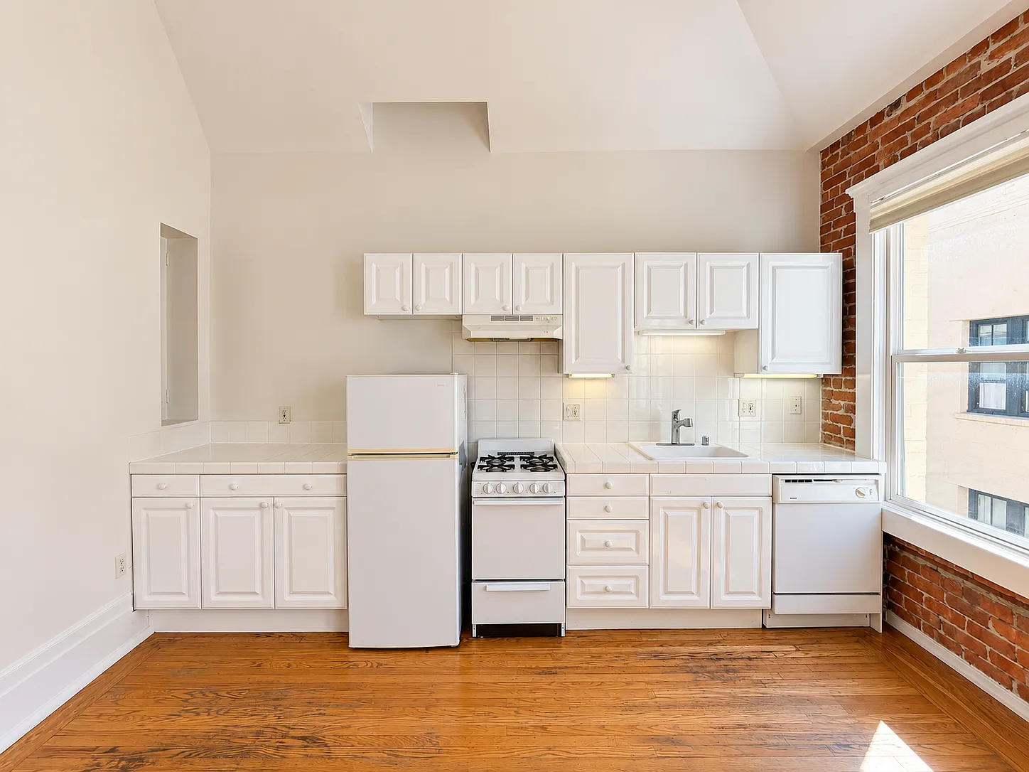 Top-Floor Lower Nob Hill Studio with Vaulted Ceilings & Exposed Brick — Photo 3