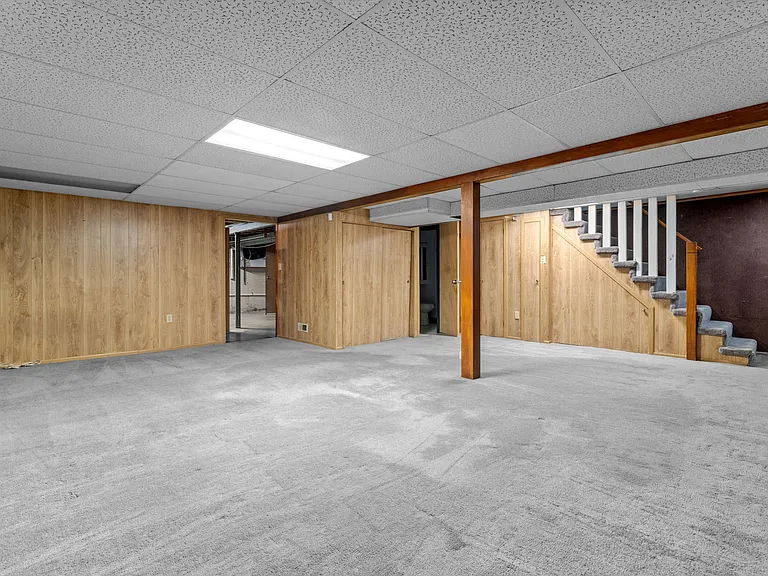 550 Versailles Dr — Photo 16