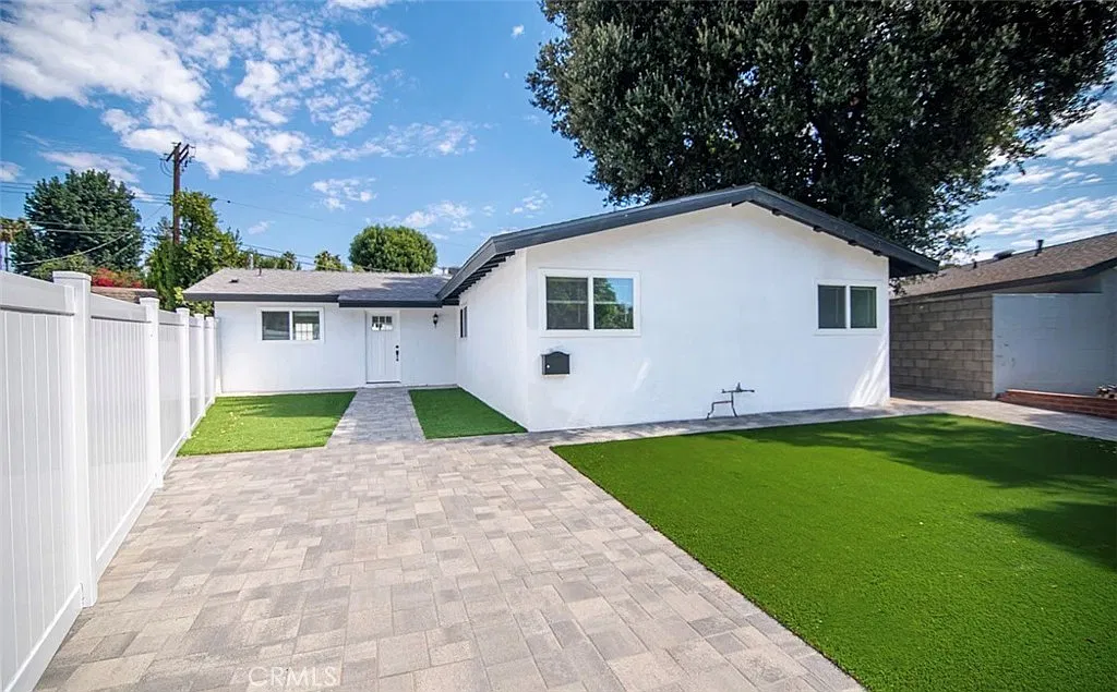 3 bed, 1372 sqft, $4,900 — Photo 1