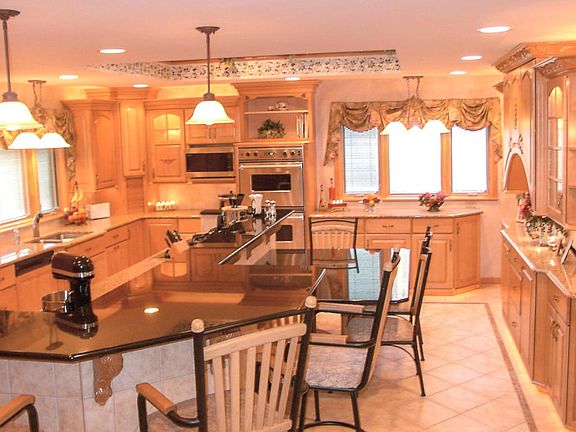 2nd image of 360 E Oak Ln