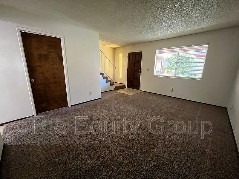 2 bed, 1.5 bath, 866 sqft, $1,250 — Photo 2