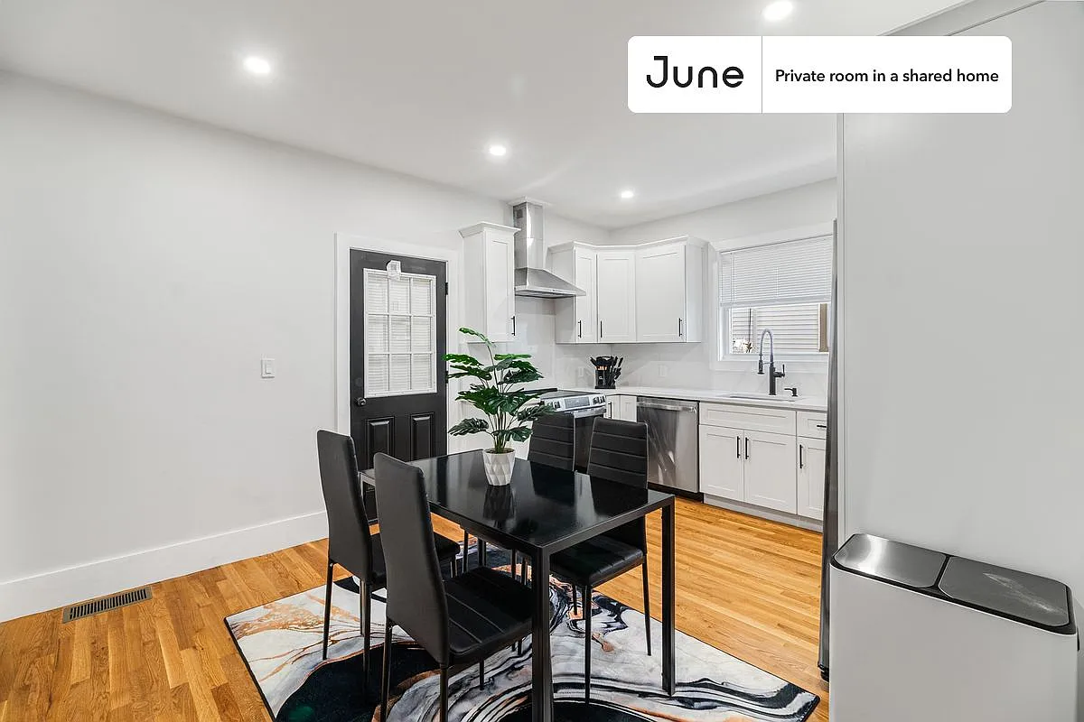 Queen bedroom in 5 bed/2 bath home in Roxbury #1901 E — Photo 3