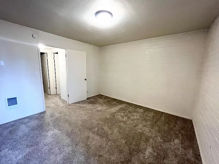 599 N Darwin St #9 — Photo 3