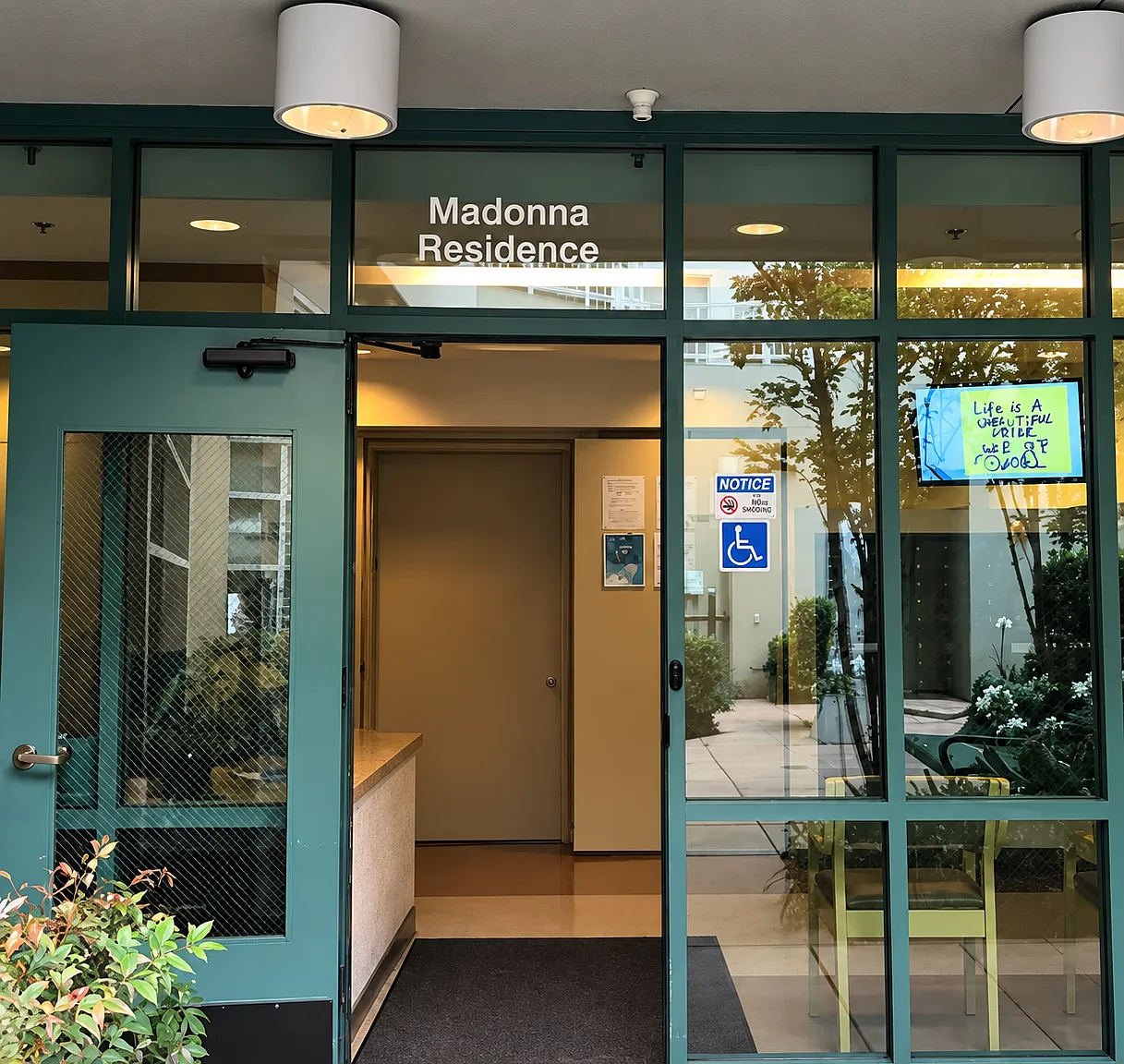 Madonna Residences — Photo 2