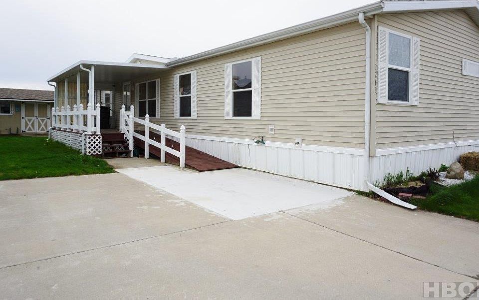 1st image of 1748 Woodridge Cres