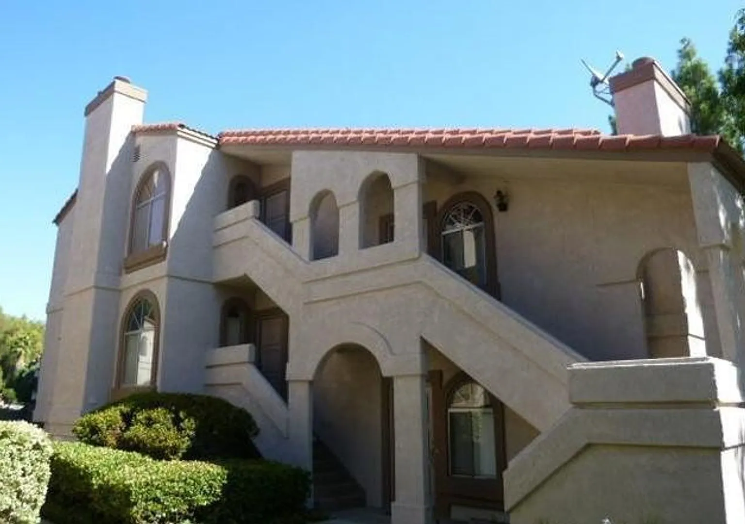 Beautiful 2-bed, 2-bath upper level Condo in West Hills — Photo 1