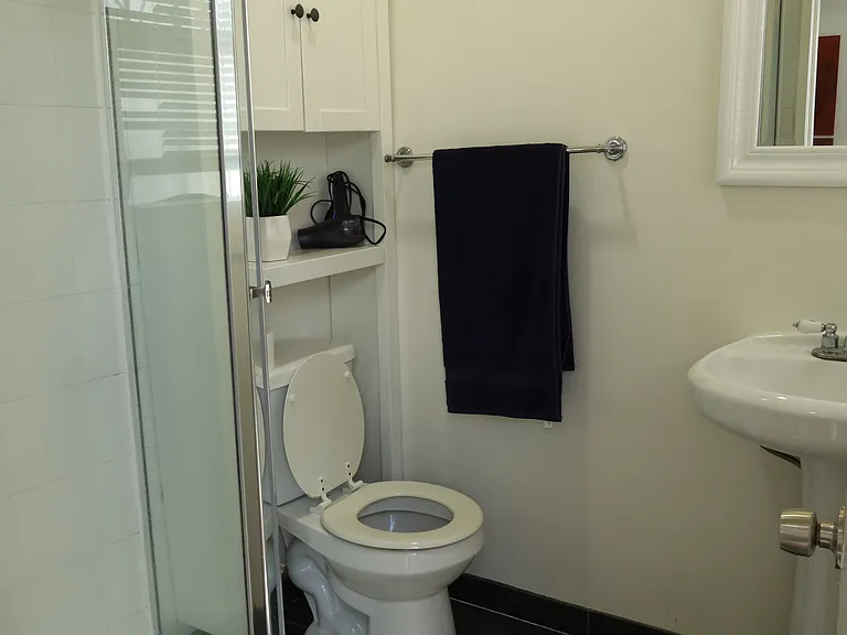 1143 N Orange Dr — Photo 16