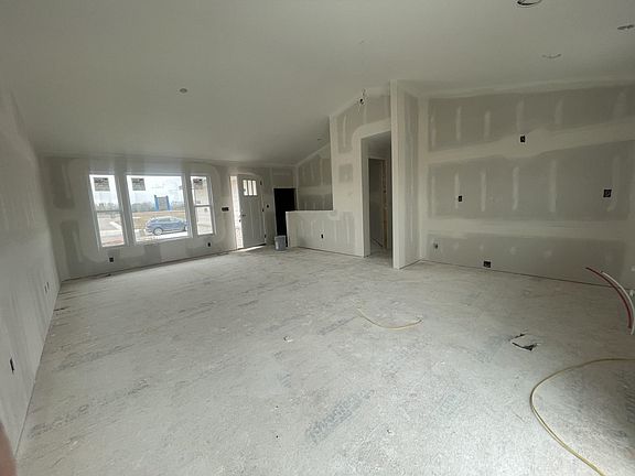 4th image of 480 N Aurora St