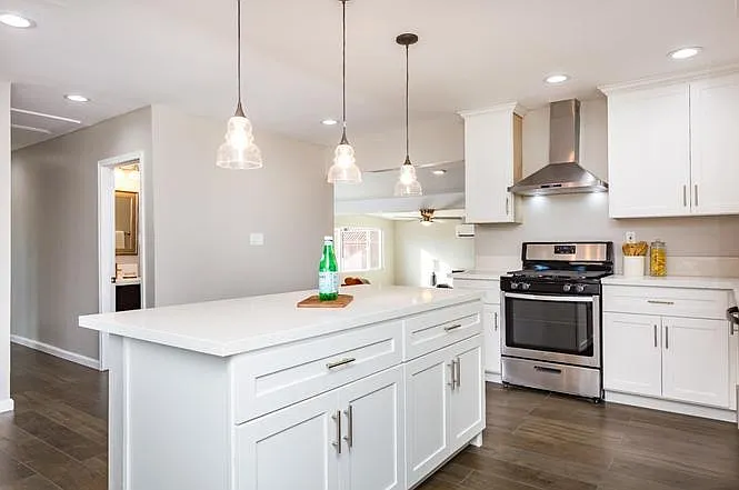 1610 Dupont Dr — Photo 3