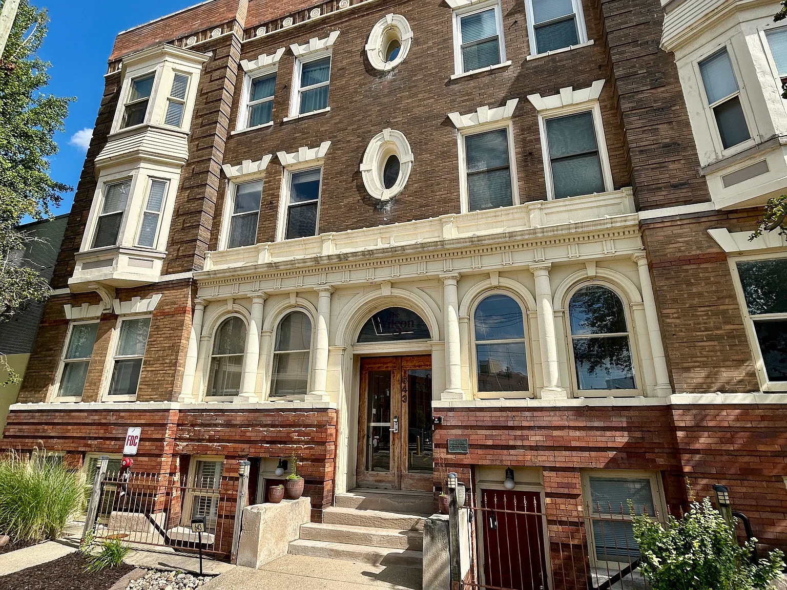 2 bed, 980 sqft, $1,600 — Photo 2