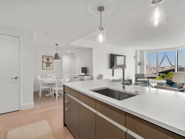 100 Lovejoy Wharf Unit 7J, Boston, MA 02114