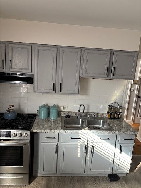Kitchen Includes Stove and Refrigarator