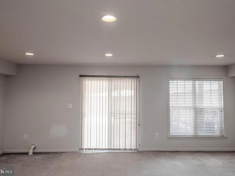 75 Spoon Sq — Photo 36
