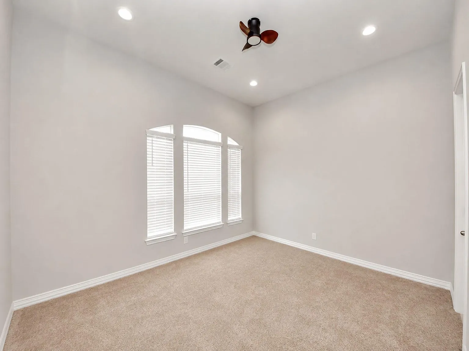 4 bed, 3.5 bath, 3424 sqft, $3,600 — Photo 4