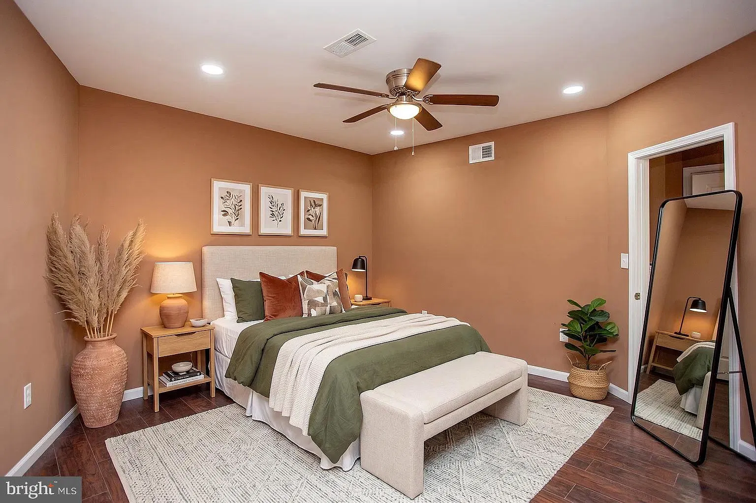 4 bed, 3.0 bath, 1212 sqft, $2,400 — Photo 2