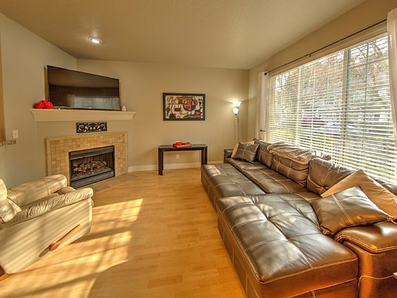 3rd image of 1283 SE Roundelay St