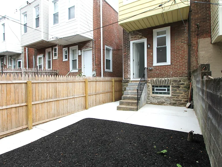 103 E Coulter St — Photo 32