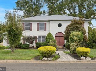 21 Roy Ln, Huntingdon Valley, PA 19006