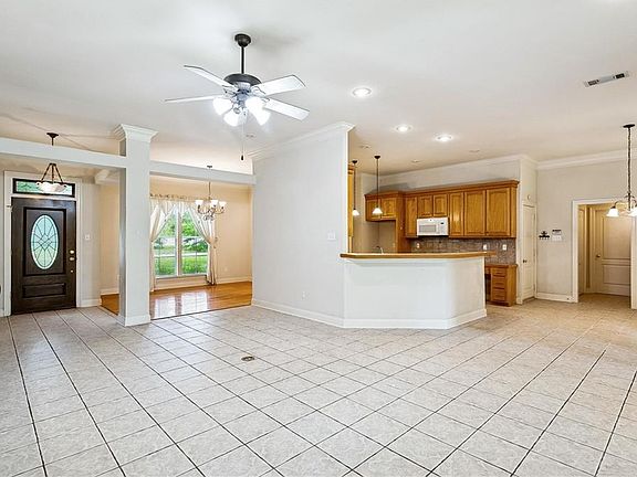 3rd image of 103 Oakview Dr