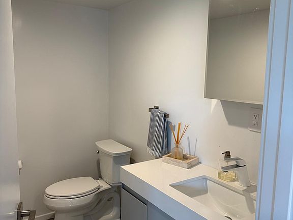 5th image of 916 Westbourne Dr #204
