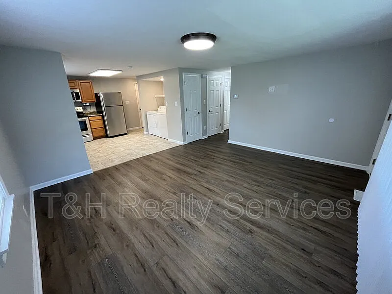 4 bed, 2.0 bath, 1200 sqft, $1,350 — Photo 3